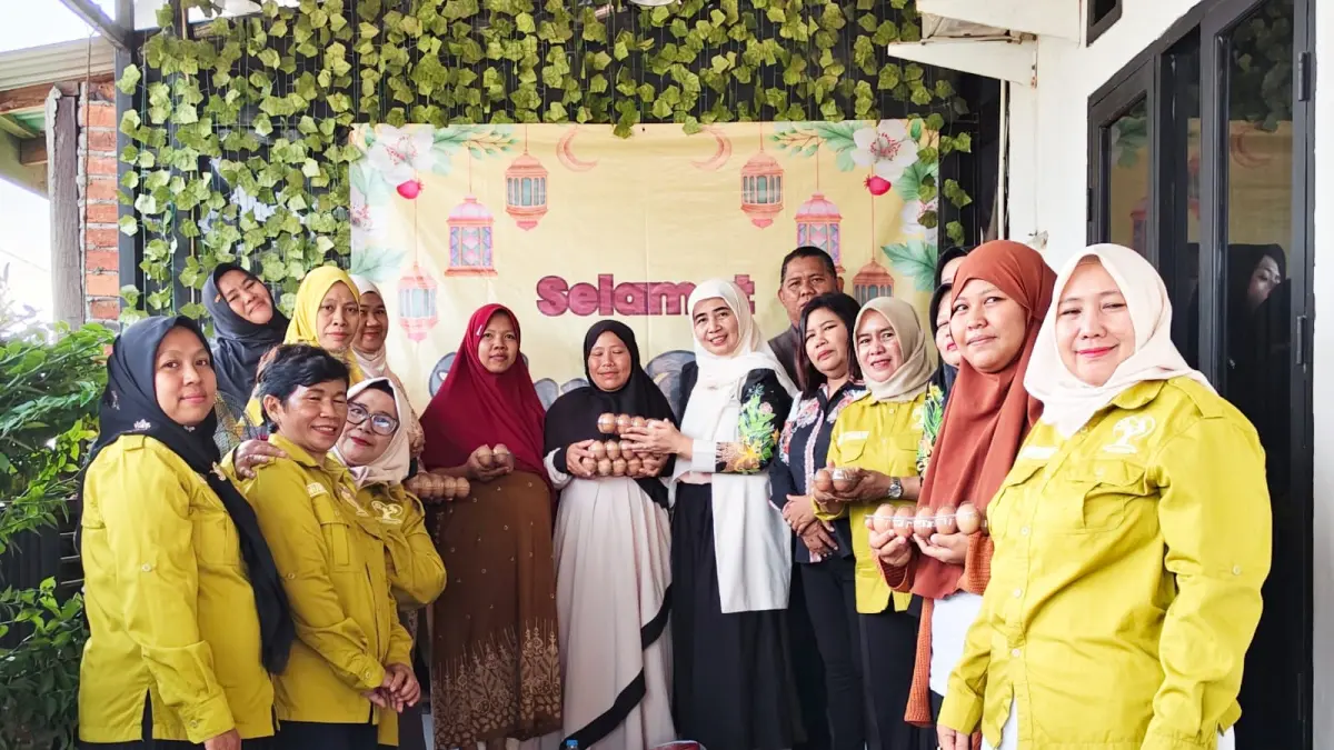 Ketua Forum Sapa Balikpapan, Ns Wiwik Handayani (tengah) menyerahkan bantuan pangan telur omega kepada warga Hamil dengan kondisi KEK diwilayah Kelurahan Karang Joang. (IST)