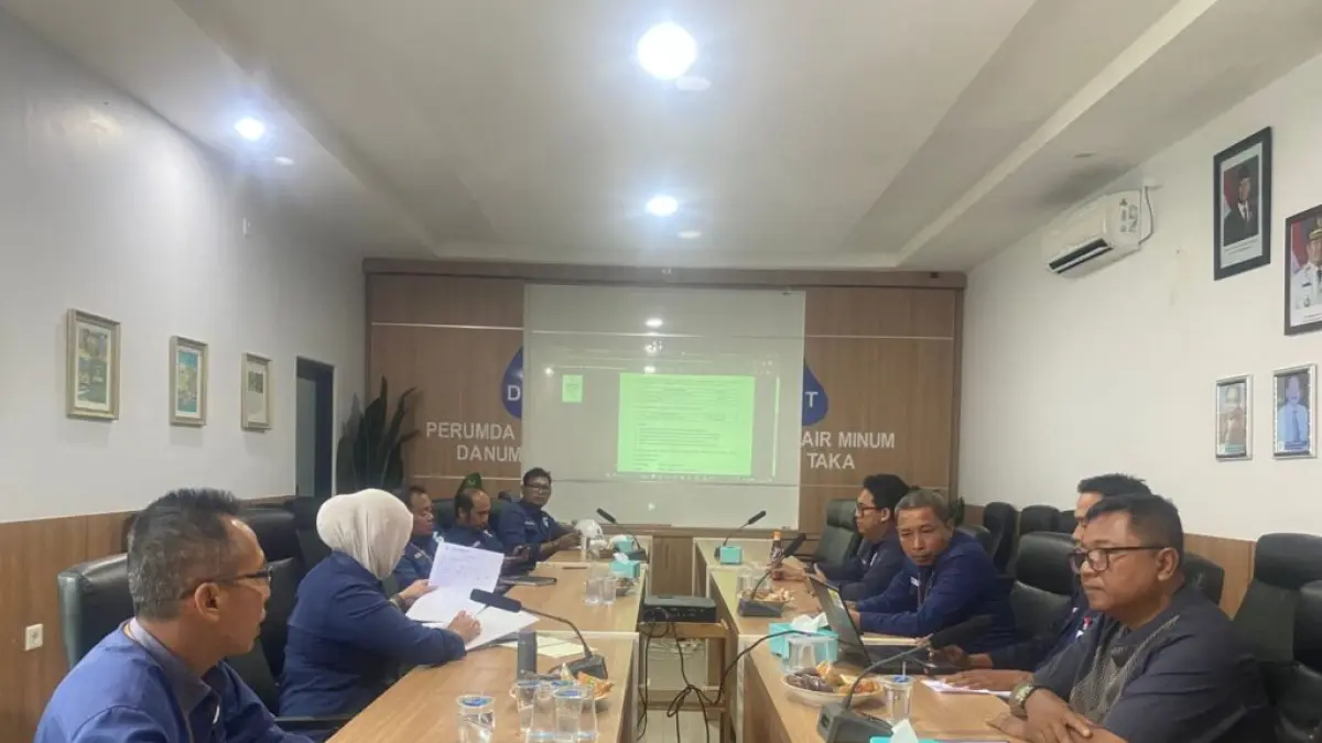 Ketua Tim Halal MUI PPU Abu Bakar Soleh (kanan depan) saat memberikan arahan dalam rapat koordinasi bersama manajemen Perumda AMDT PPU terkait penguatan Sistem Jaminan Produk Halal (SJPH).
