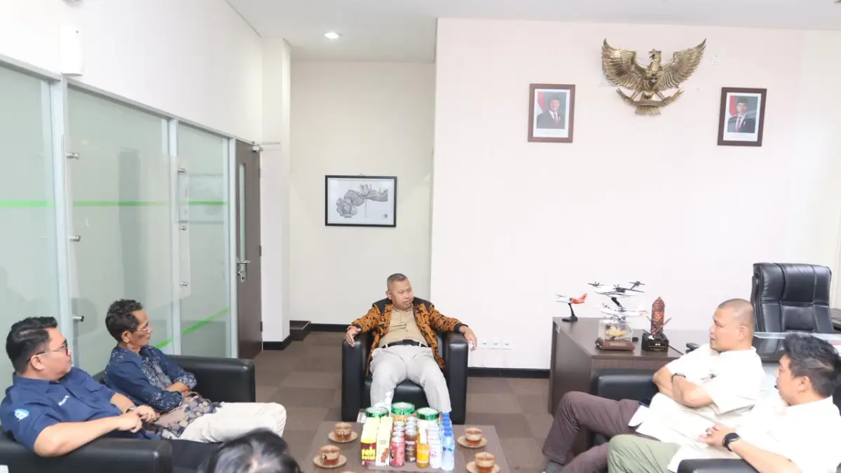 KUNJUNGAN: Direktur Kaltim Post Erwin D Nugroho (kedua kanan) bersama jajaran manajemen berbincang bersama GM Angkasa Pura Indonesia Bandara SAMS Sepinggan Balikpapan R Iwan Winaya Mahdar (tengah). (ANGGI PRADITHA/KP)