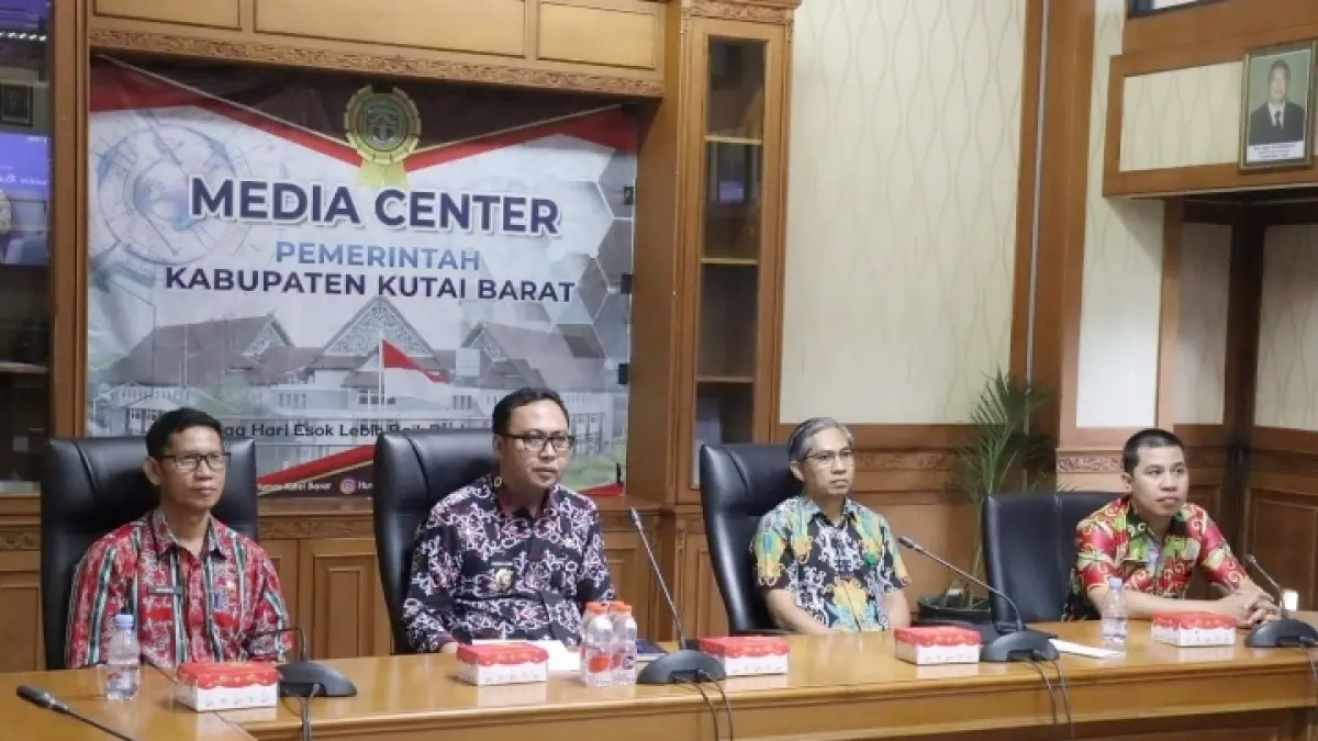 FORUM NASIONAL: Bupati Kutai Barat, Frederick Edwin, didampingi Asisten I Nopandel dan Plt Kadis Perkimtan Florensius Steven saat mengikuti Zoom Meeting Talkshow Pencegahan Korupsi 2026. Bupati menegaskan bahwa transparansi adalah harga mati dalam penyelenggaraan pemerintahan di Kutai Barat. 