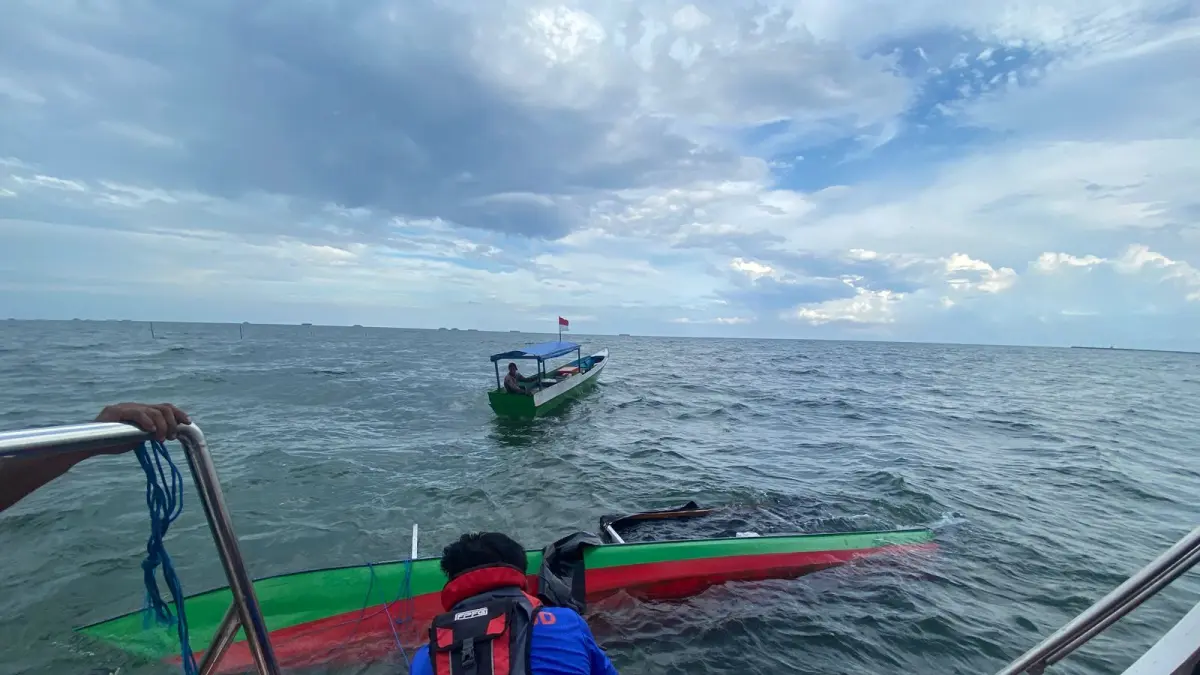 PERTOLONGAN: Evakuasi tiga pemancing dilakukan Satpolairud Polres Kutai Timur bersama tim gabungan setelah perahu terbalik dihantam gelombang di perairan Kenyamukan, Rabu (15/4).&nbsp;