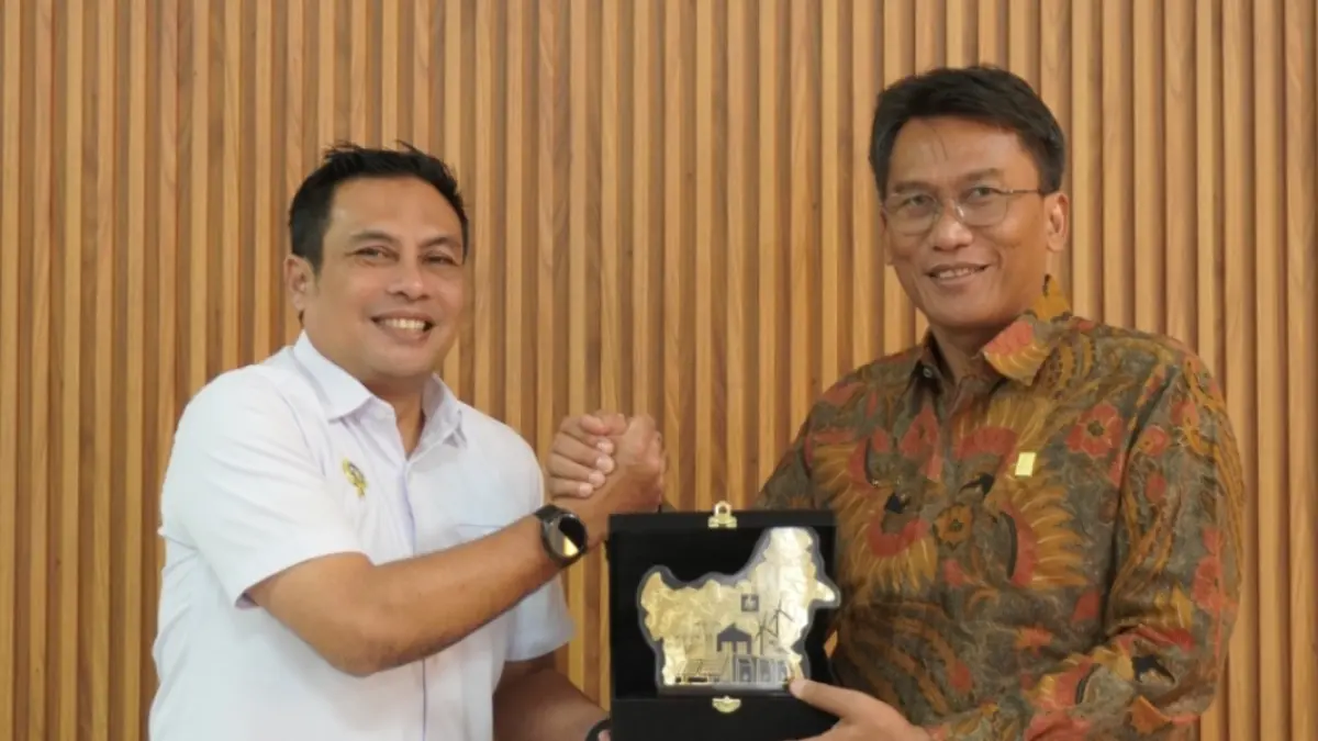 SINERGI: General Manager PLN UIP KLT Basuki Widodo (kanan) bertukar cenderamata dengan Kepala BINDA Kalsel Sentot AD sebagai simbol penguatan kolaborasi.
