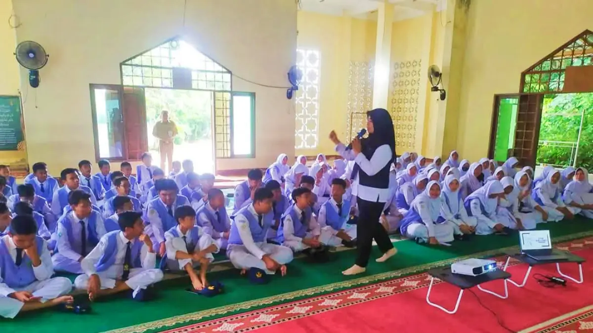 Sosialisasi anti-bullying juga secara masif dilakukan Forum Sapa Balikpapan yang menyasar satuan pendidikan. Tampak Ns Wiwik Handayani saat berada di SMP 11 Balikpapan.