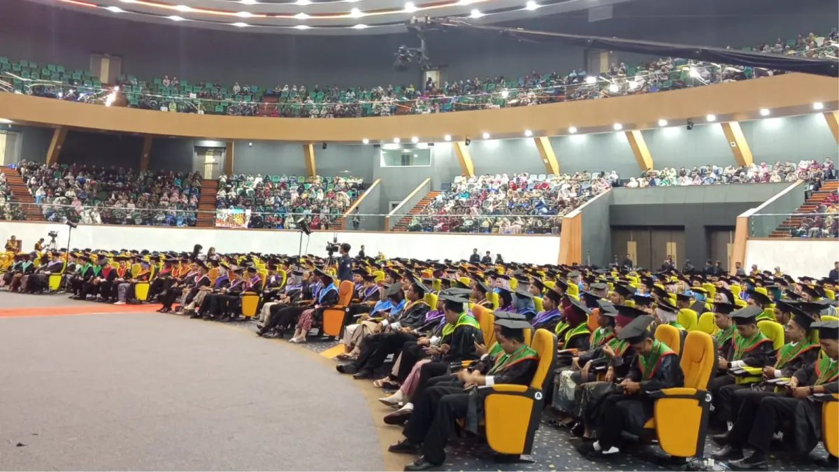 Suasana ratusan wisudawan memadati kegiatan tersebut dengan suka cita dan dihadiri juga para orang tua wisudawan dengan khidmat. (ist)
