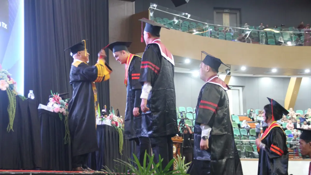 SUKSES: Rektor UMKT Muhammad Musiyam memindahkan tali toga wisudawan dan wisudawati sebagai tanda kelulusan.