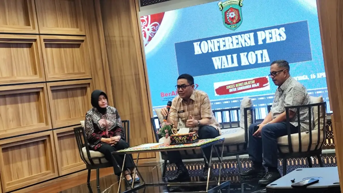 TERBUKA: Andi Harun (tengah) menyampaikan hasil pemeriksaan Inspektorat Samarinda atas usulan pemeriksaan sewa mobil dinas untuk tamu dinas, di anjungan Karamumus, balaikota Samarinda, Kamis (16/4). (DENNY SAPUTRA/KP)