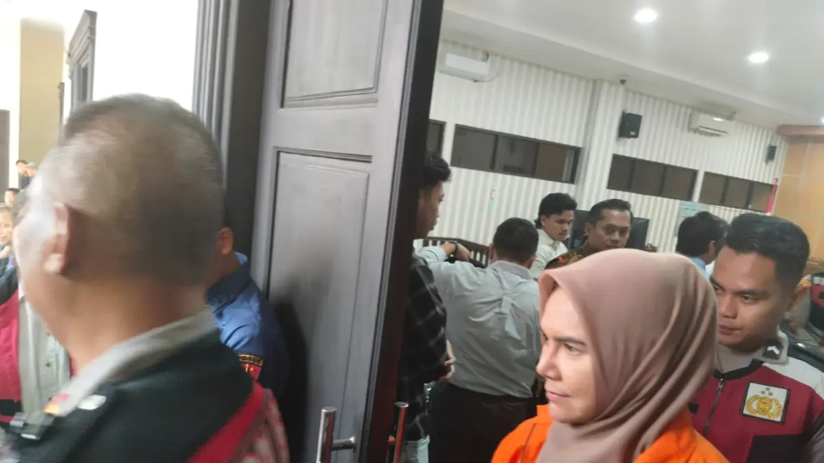 AGENDA SAKSI AHLI: Terdakwa Dayang Donna Walfiaries Tania dalam persidangan di Pengadilan Tipikor Samarinda.