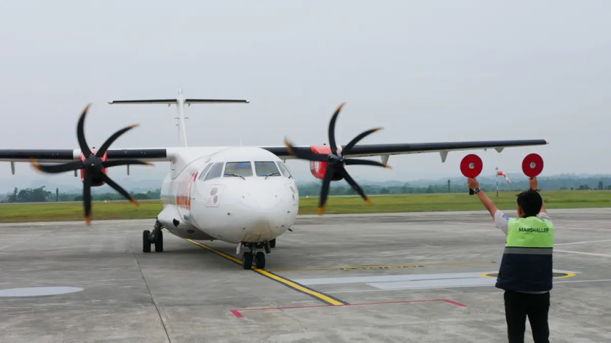 AKSES UDARA: Masyarakat yang ingin berangkat dari Bandara APT Pranoto Samarinda kini harus merogoh kocek lebih dalam menyusul naiknya harga tiket pesawat akibat lonjakan harga avtur dunia dan berlakunya aturan tarif terbaru. (FOTO: DOK/KP)
