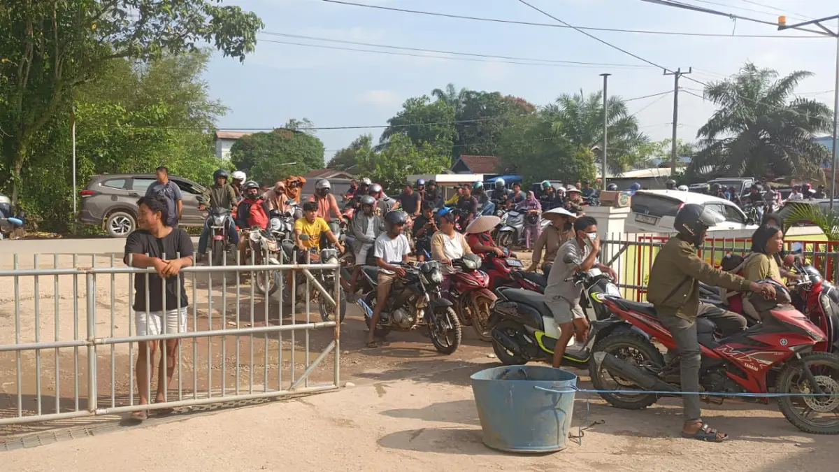 ANTREAN: Antrean panjang kendaraan terlihat di SPBU Desa Miau Baru, Kecamatan Kongbeng, Kutai Timur (Kutim), Jumat (17/4), akibat kelangkaan BBM yang sempat terjadi dalam beberapa hari terakhir. (IST)
