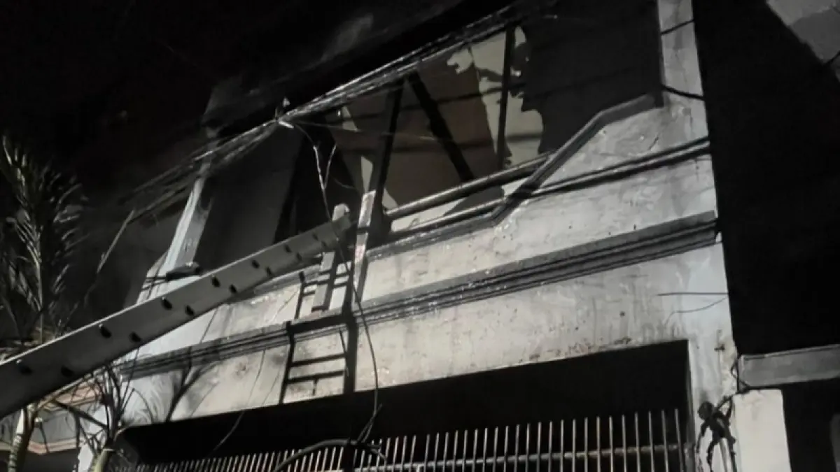 Bangunan berlantai 2 di Grogol  terbakar, menewaskan 5 orang. Petugas menemukan sepeda listrik sedang pengisian daya di dalam lokasi kejadian. (Foto ist)
