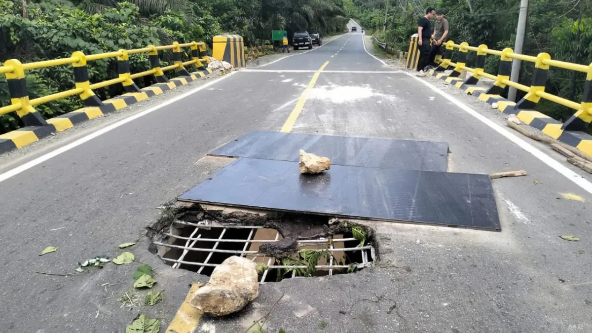 BERBAHAYA: Kondisi lantai Jembatan Sangkima yang berlubang ditutup sementara menggunakan plat besi untuk menjaga agar kendaraan tetap bisa melintas di jalur poros Sangatta–Bontang. 