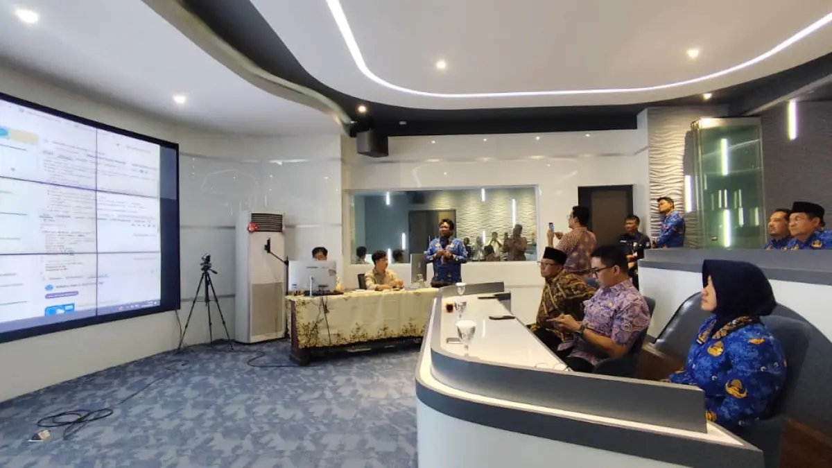 DIGITAL: Andi Harun (kedua kanan) memantau pelaksanaan WFH melalui dashboard website yang disiapkan Diskominfo Samarinda di Command Center Diskominfo Samarinda, Jumat (17/4). (DENNY SAPUTRA/KP)