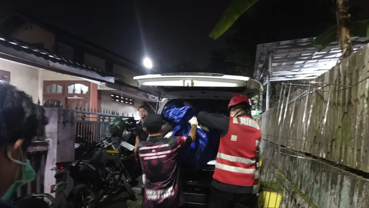 EVAKUASI: Tim gabungan mengevakuasi penemuan jasad pria yang tewas dalam rumah.