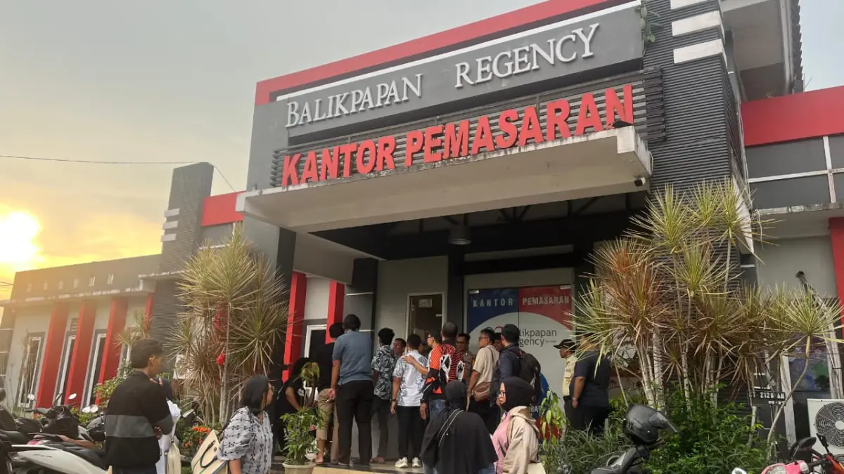 GERUDUK: Sejumlah konsumen Perumahan Regency saat mendatangi kantor pemasaran untuk menuntut kepastian pembangunan unit rumah yang mangkrak.