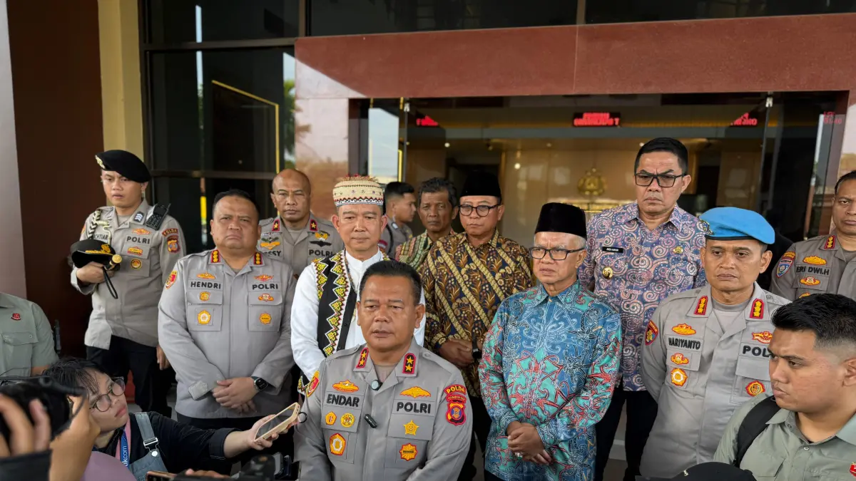 JAGA KONDUSIVITAS: Kapolda Kaltim Irjen Pol Endar Priantoro saat memberikan keterangan pers terkait kesiapan pengamanan aksi massa 21 April mendatang, Jumat (17/4).&nbsp;