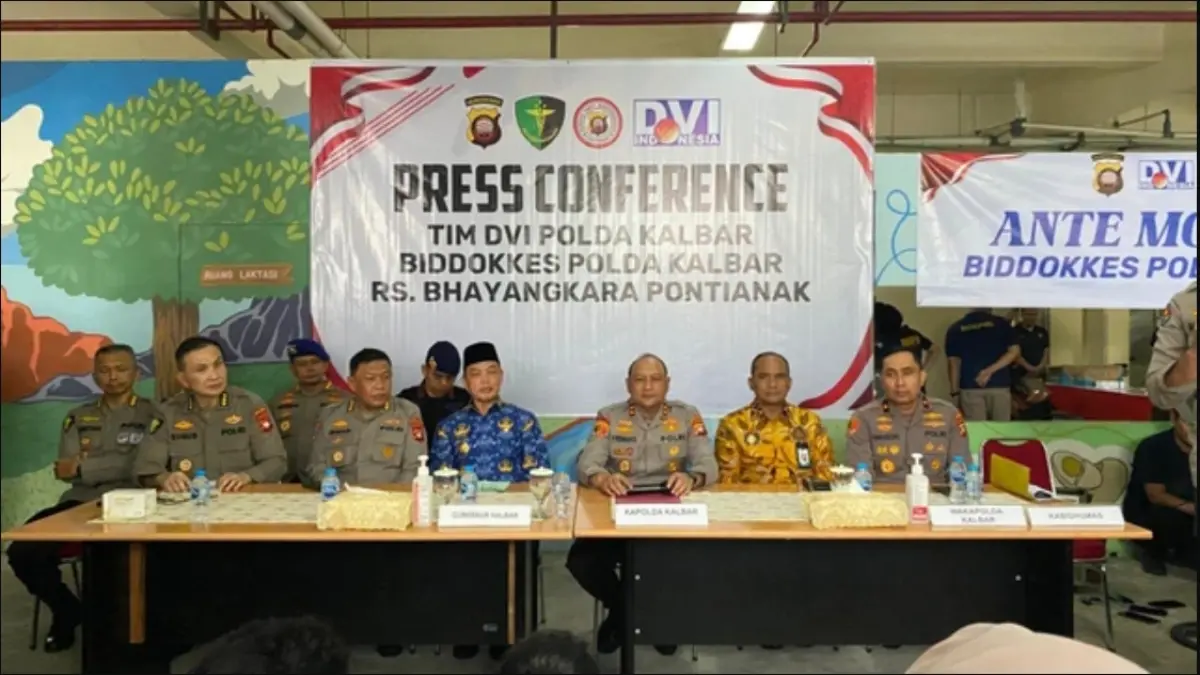 Kapolda  Kalbar Irjen Pol Pipit Rismanto saat konferensi pers terkait insiden helikopter jatuh di RS Bhayangkara Pontianak, Jumat (17/4/2026). (Foto: Dokumentasi Hi Pontianak)