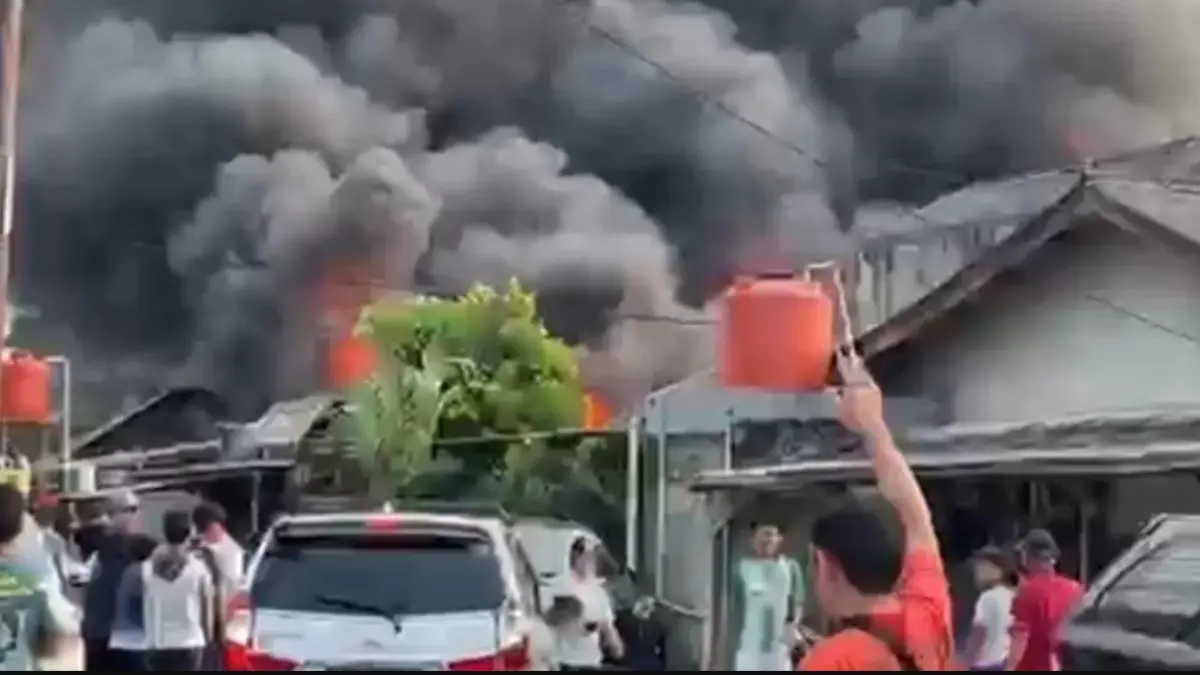 Kebakaran terjadi di asrama Polri di Ciledug, Kota Tangerang, Kamis (16/4/2026) sore. Warga berhamburan keluar rumah menyaksikan kobaran api yang cepat membesar di tengah kondisi angin kencang. (FOTO: IST)