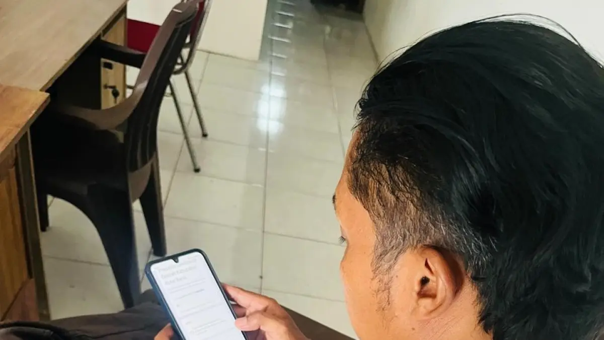KEMUDAHAN: Salah seorang pegawai pemerintah sedang mengisi absensi saat bekerja dari rumah. SUNARDI/KP