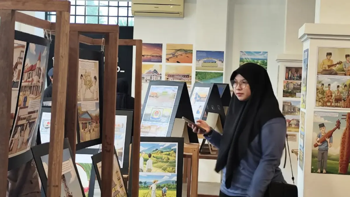 KENANGAN KOTA TEPIAN: Seorang pengunjung melihat karya yang dipamerkan dalam Samarinda Graphic Memoir Exhibition 2026 di Samarinda Design Hub, beberapa waktu lalu. (DENNY SAPUTRA/KP)
