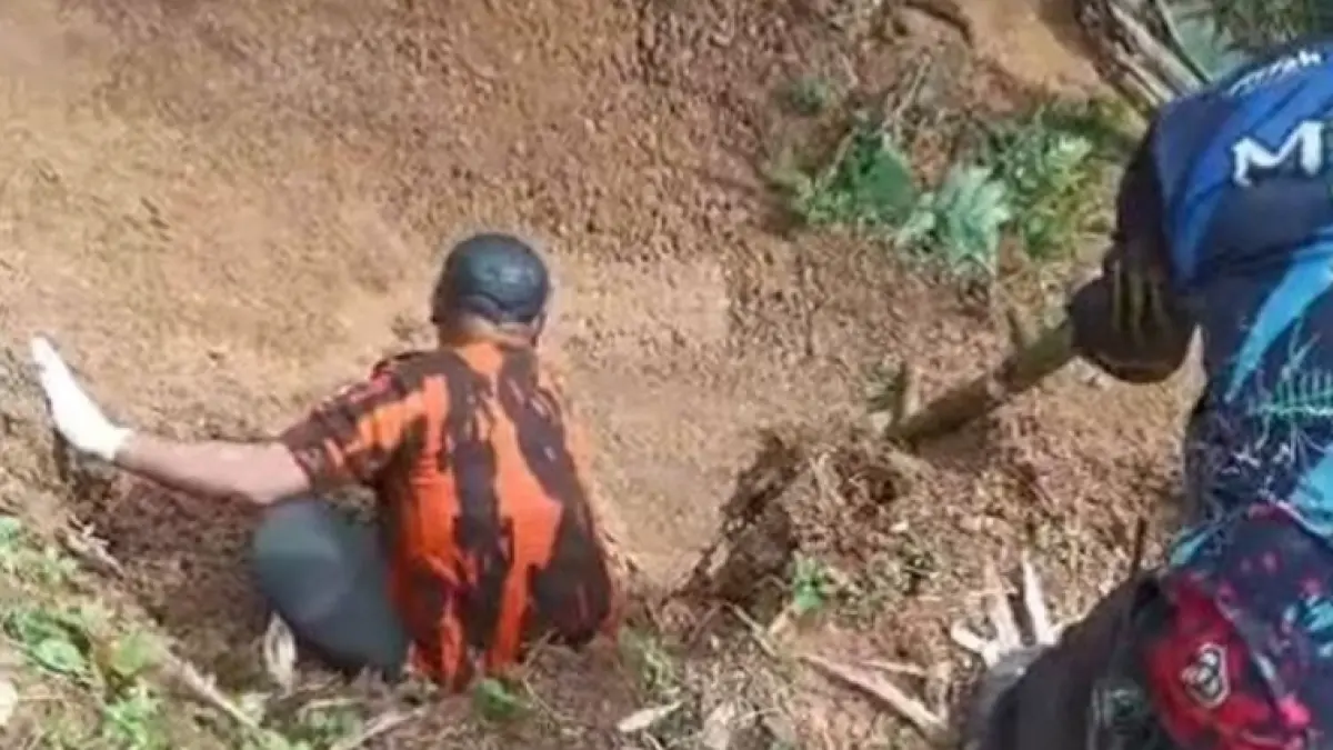 Petugas menuruni tebing yang longsor di area pemakaman Desa Batulawang, Cipanas, Cianjur, Jumat (17/4/2026). (Foto ist)