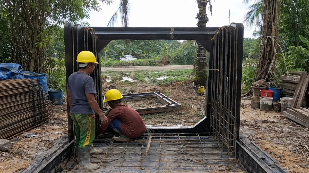 Produksi box culvert dimulai untuk mendukung proyek preservasi jalan Sp Belusuh–Batas Kalteng, guna memperkuat sistem drainase dan mencegah genangan air.