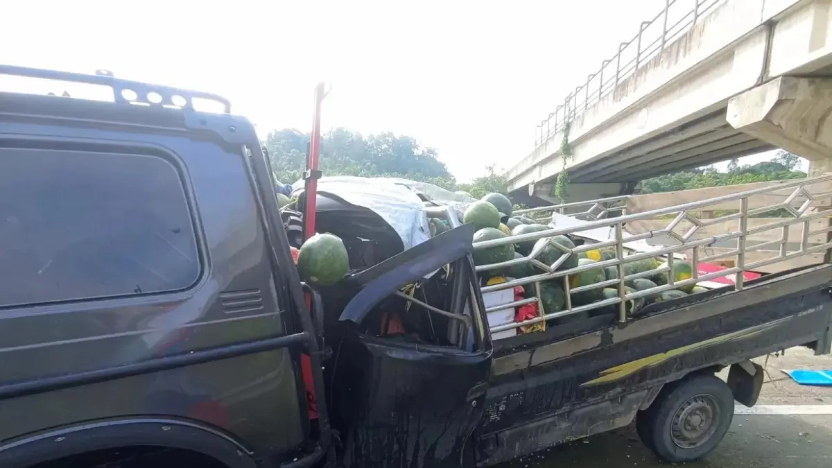 RINGSEK: Kecelakaan menewaskan pengemudi pikap yang mengangkut semangka di ruas tol Balikpapan-Samarinda.