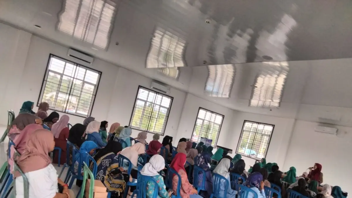 TAMBAH ILMU: Sebanyak 65 kader PKK dan Kelurahan Karang Joang fokus menyimak pemaparan materi pelatihan pembuatan tepung mocaf yang disampaikan dosen Universitas Mulia, di Aula Kelurahan Karang Joang, Kamis (16/4).&nbsp;