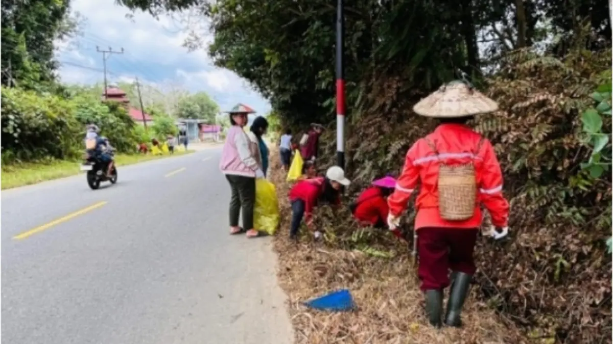 KEBERSIHAN: Warga bergotong royong membersihkan lingkungan dan memunggut sampah yang dibuang sepanjang ruas jalan.&nbsp;SUNARDI/KP