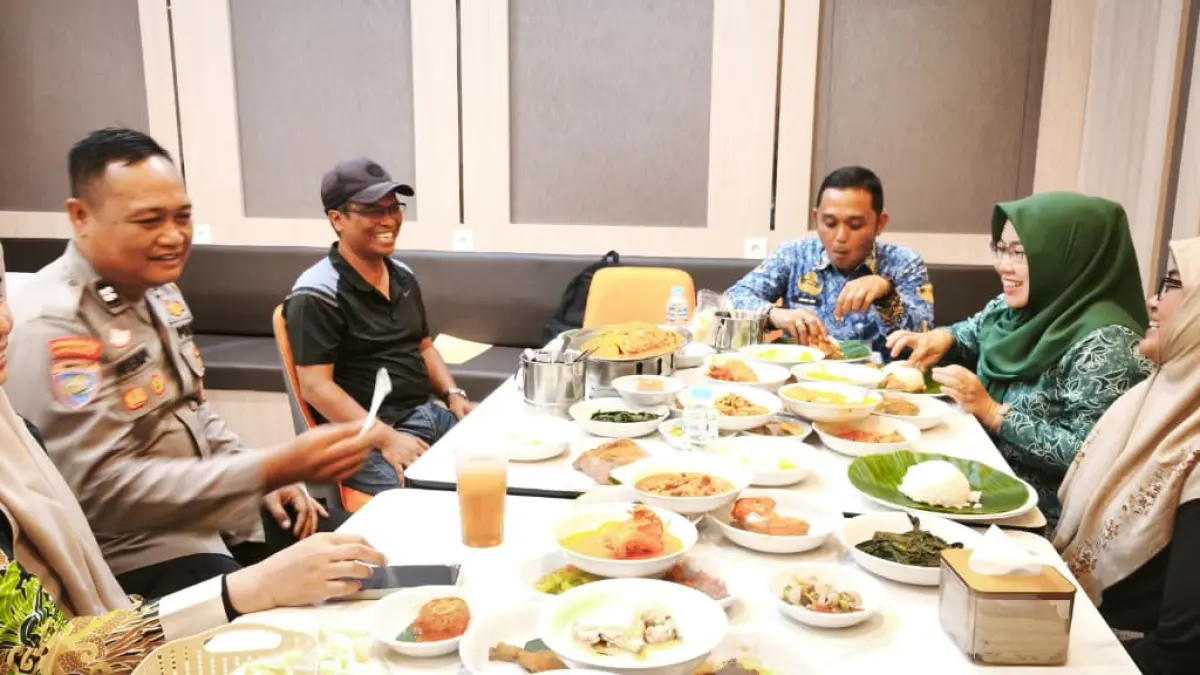 Lusman, Perwakilan Pengelola Rumah Makan Nasi Kapau Kampuang (bertopi) turut mengundang Camat&nbsp; Umar Adi beserta stakeholder di Kecamatan Balikpapan Utara.(LUPUS/KP)

&nbsp;