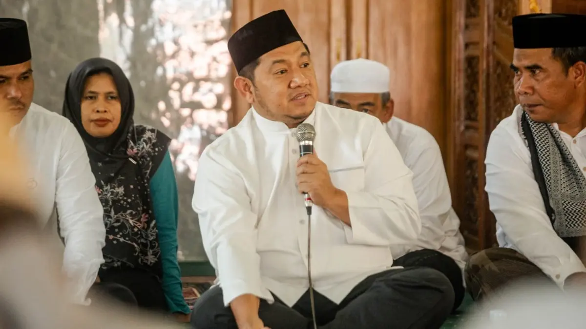 Mudyat Noor berdiskusi dengan di Masjid Nurul Huda, Desa Api-Api, Kecamatan Waru, Jumat (17/4).