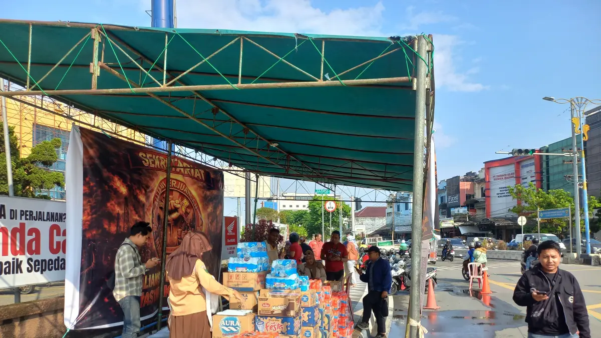 AMUNISI PERJUANGAN: Sejumlah logistik berupa air mineral dan makanan mulai terkumpul di posko donasi Aliansi Perjuangan Masyarakat Kaltim untuk aksi 21 April mendatang. Fenomena ini dipandang sebagai bentuk perlawanan simbolis warga terhadap gaya hidup mewah pejabat. (FOTO: EKO PRALISTIO/KP)