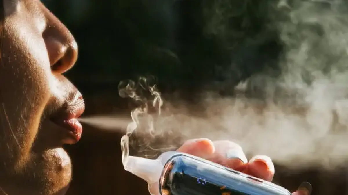 PAPARAN TEMAN: Lingkungan pertemanan turut memperkuat kebiasaan menggunakan vape. Ketika di tongkrongan, semua orang menghisap asap, baik rokok maupun vape membuat aktivitas tersebut terasa wajar bahkan menjadi bagian interaksi sosial.