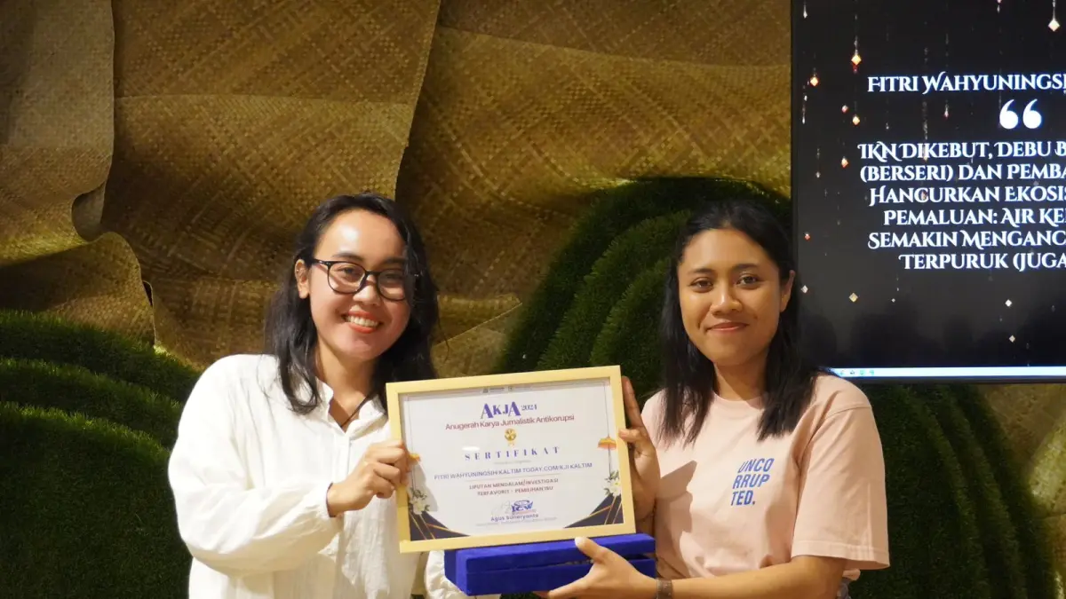 PERTAHANKAN: Fitri menerima penghargaan jurnalistik dalam Anugerah Karya Jurnalistik Antikorupsi 2024 yang digelar ICW di Dharma Negara Alaya, Denpasar, Bali.