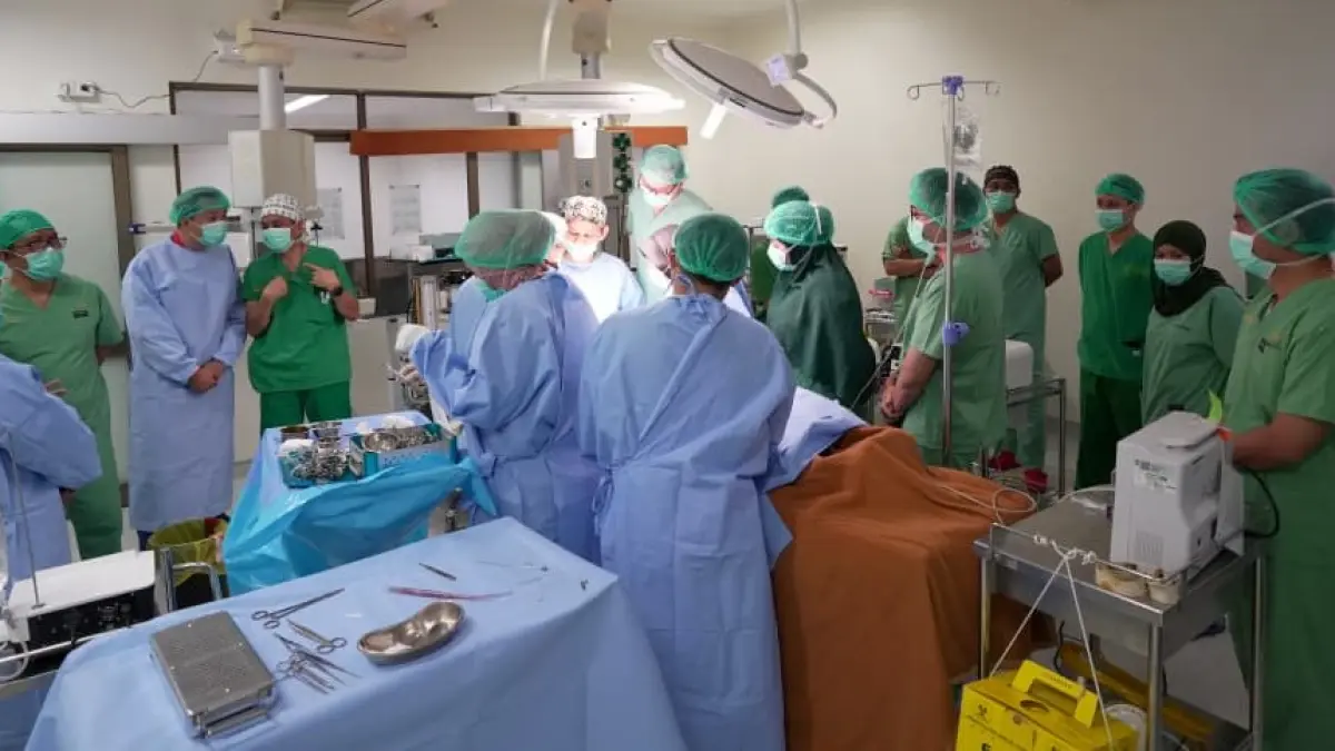 PROSES OPERASI: Tamu undangan menyaksikan langsung proses operasi celah bibir dan lelangit usai seremoni kegiatan. (LUPUS/KP)
