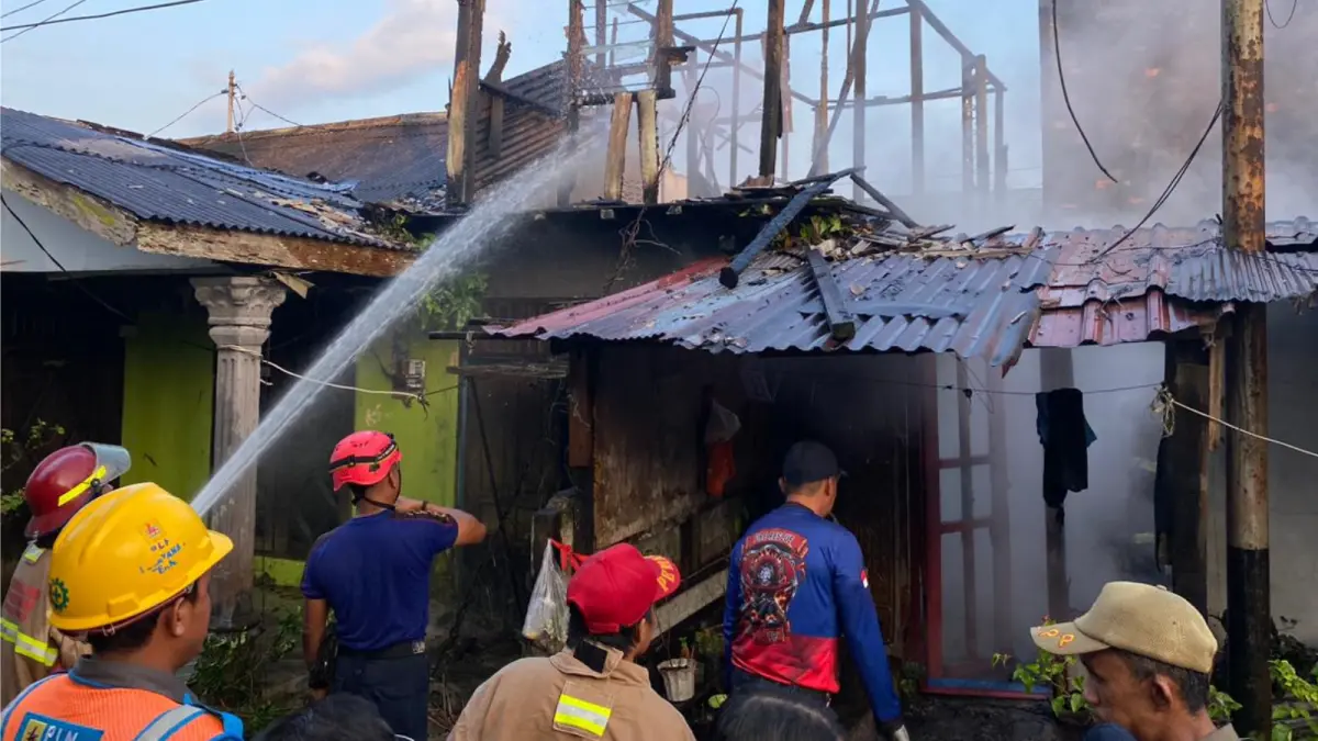 Proses pemadaman rumah warga yang terbakar di RT 11 Nenang, Kecamatan Penajam, PPU. (ist/kp)