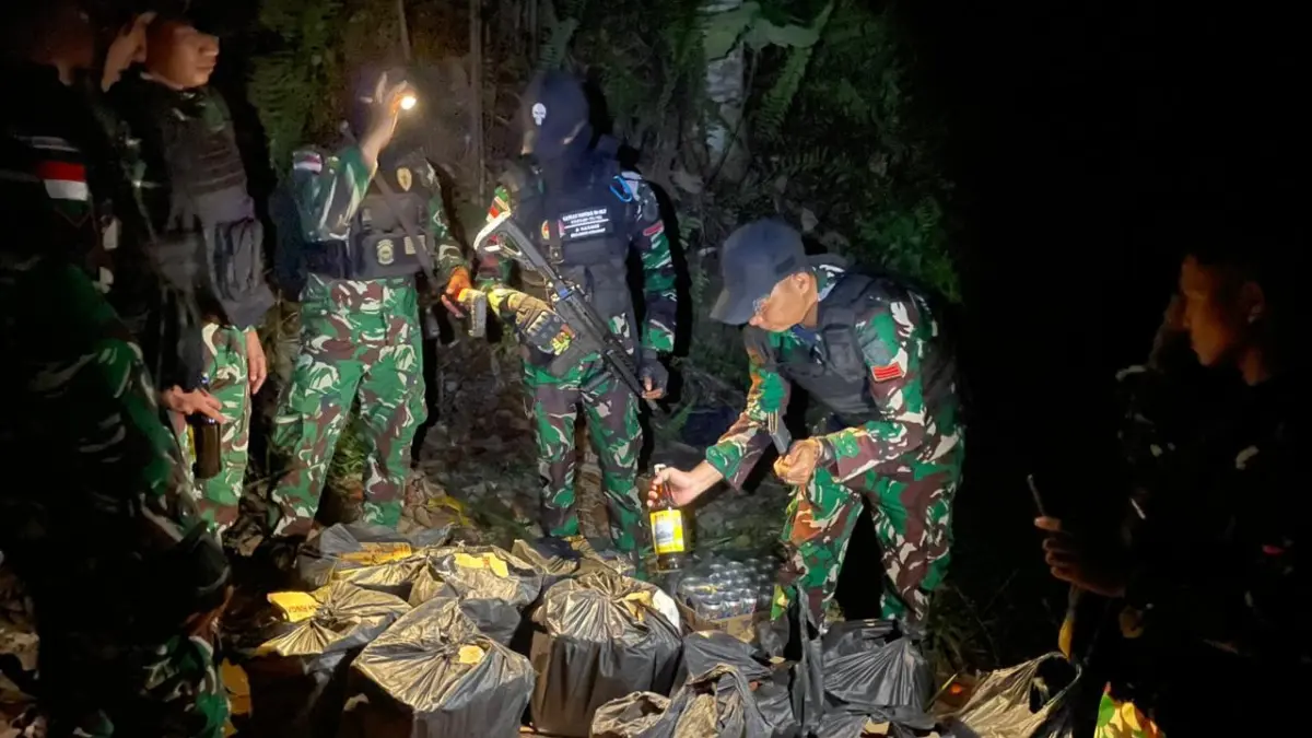 Satgas Pamtas RI–Malaysia Yonkav 13/SL yang menggagalkan penyelundupan miras di Sebatik, Kaltara.
