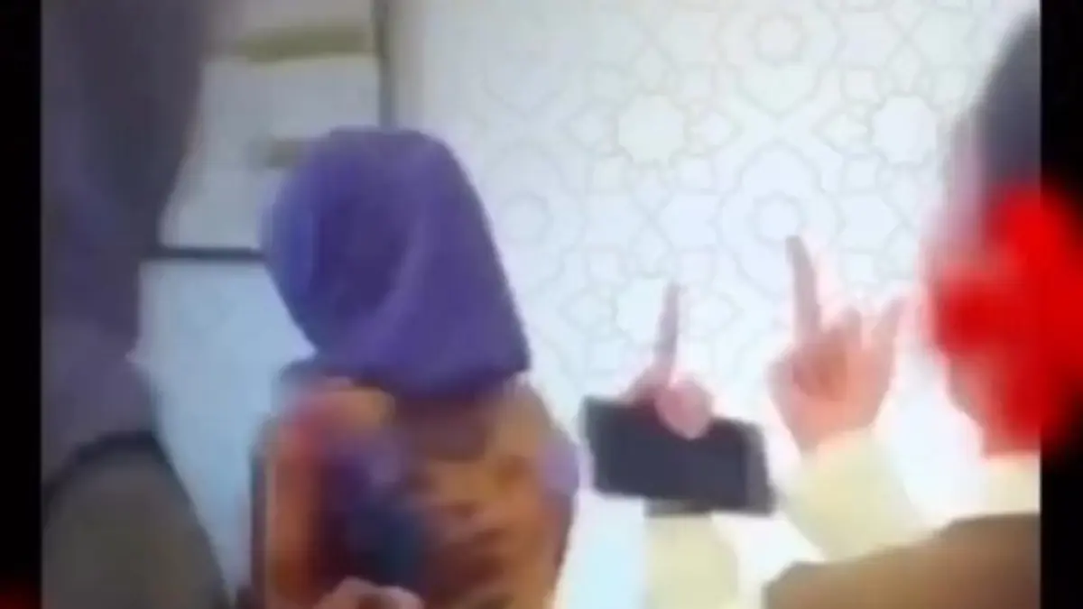 Seorang siswa SMAN 1 Purwakarta terekam kamera mengacungkan jari tengah ke arah guru di dalam kelas, aksi yang kemudian viral dan berujung sanksi disiplin. (Foto ist)