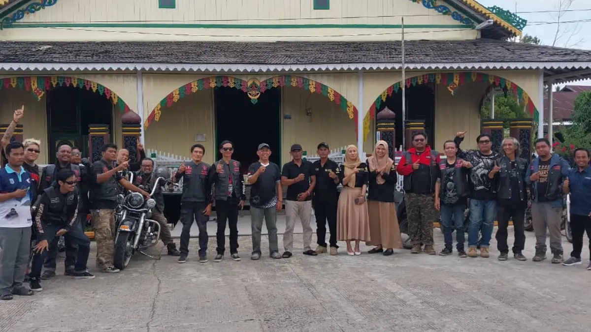 KULTUR DAN PERSAUDARAAN: Anggota Bikers Brotherhood 1% MC East Borneo Chapter saat berpose di depan Museum Sadurengas, Paser. Kegiatan ini menjadi komitmen nyata komunitas dalam menjaga dan memperkenalkan aset sejarah daerah kepada generasi muda. (NAJIB/KP)