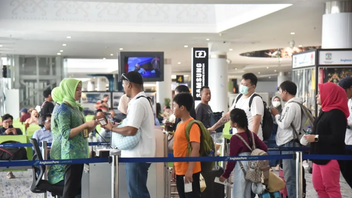 Aktivitas padat penumpang di ruang tunggu Bandara SAMS Sepinggan. (HUMAS ANGKASA PURA)
