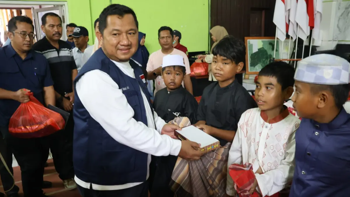 BERBAGI: Mudyat Noor menyerahkan bingkisan kepada anak-anak yang telah selesai dikhitan.