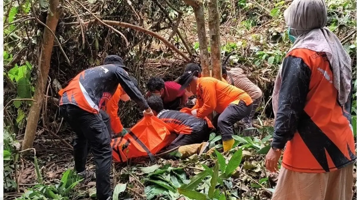 EVAKUASI JENAZAH: Personel BPBD PPU saat mengevakuasi jenazah pemancing asal PPU yang ditemukan di dalam hutan PT Fajar Surya Swadaya, Muara Toyu, Kecamatan Longkali, Paser.(ist/kp)