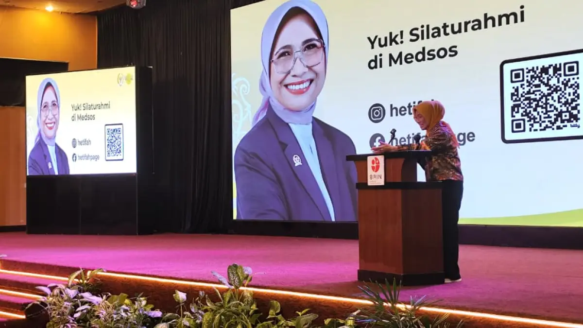 
KERJA SAMA: Hetifah memberikan materi mengenai penguatan keamanan data kepada peserta bimtek bersama BRIN, Minggu (19/4).