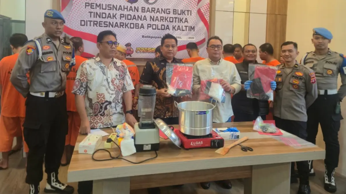 MUSNAH: Penyidik menghadirkan tersangka, kejaksaan, propam dalam proses pemusnahan barang bukti narkoba.