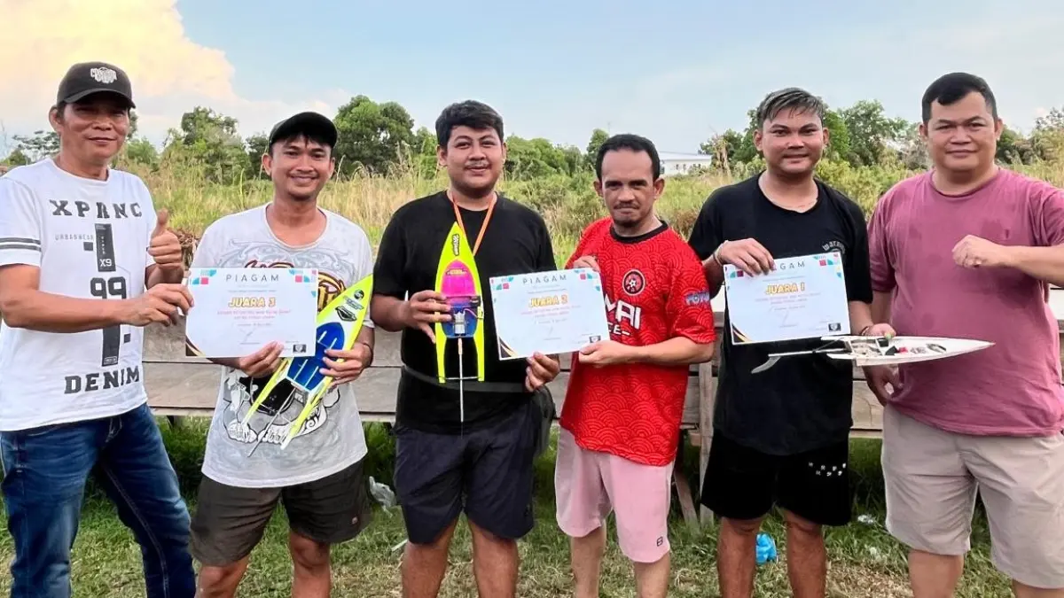 Para pemenang lomba balap perahu ces mini berpose bersama panitia usai penyerahan hadiah di Alun-Alun ITHO. (Sunardi/KP)