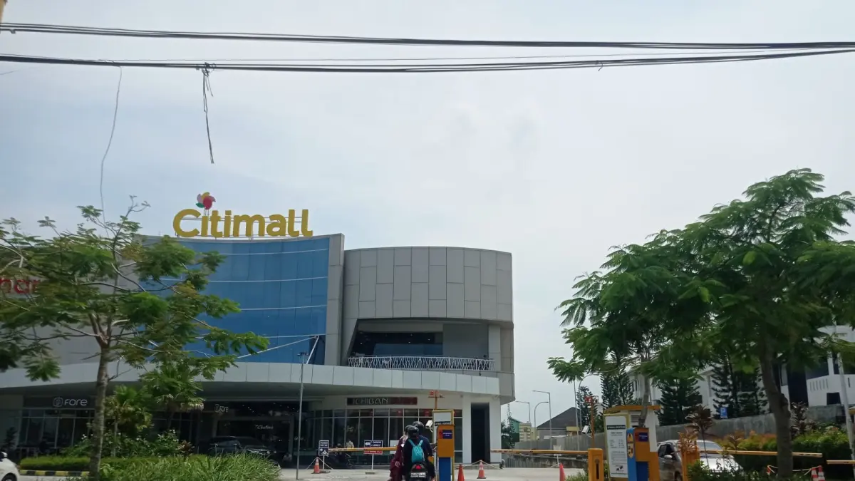 PEMASUKAN KAS DAERAH: Parkir di Bontang City Mall (BCM) menjadi salah satu spot yang ditarik pajak daerah. ADIEL KUNDHARA/KP