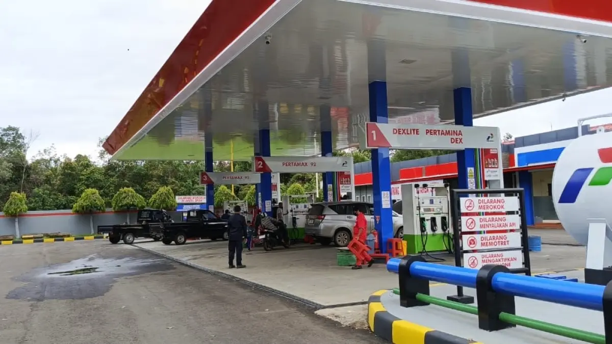 PERSOALAN: Harga BBM nonsubsidi di Kaltim mengalami kenaikan signifikan sejak 18 April. Kondisi ini berpotensi mendorong pengusaha bergeser menggunakan BBM subsidi dan mendongkrak harga transportasi. DOK/KP