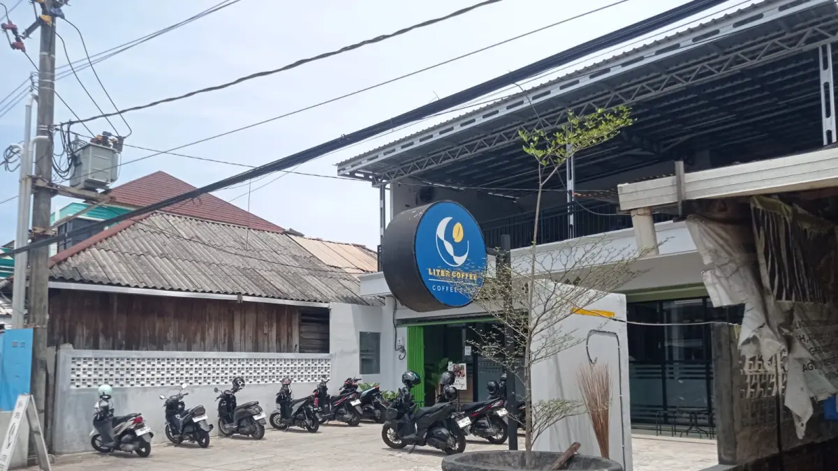 POTENSI BERTAMBAH: Sejumlah kafe di Bontang yang memiliki lahan untuk parkir mendapat surat dari Bapenda terkait dengan pajak parkir. ADIEL KUNDHARA/KP