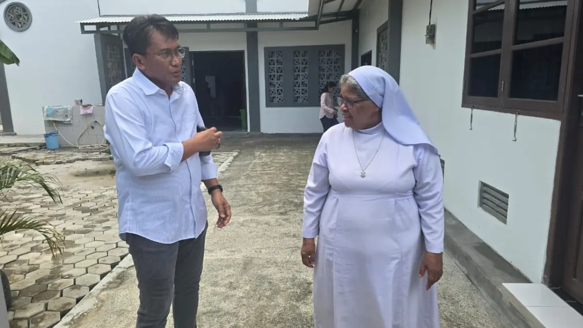 SAMBUT HANGAT: General Manager PLN UIP KLT Basuli Widodo bersama Suster Yohana Magdalena dari Panti Asuhan Tabita Putri.