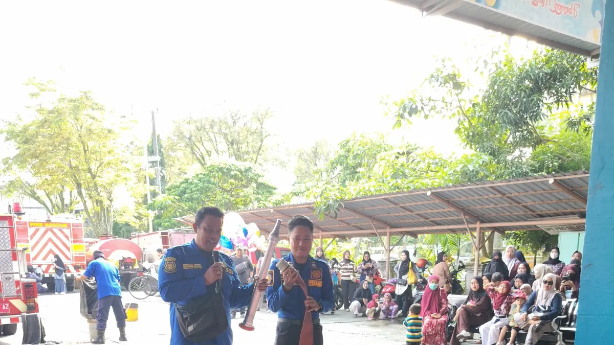 SERIUS: Murid TK antusias menyimak cara penggunaan selang untuk pemadaman api