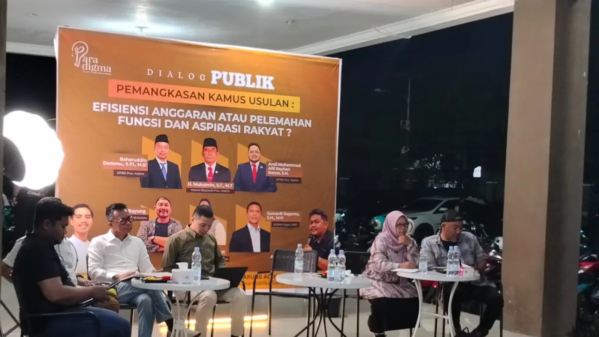 UJI PUBLIK: Suasana diskusi yang menghadirkan perwakilan DPRD, Bappeda, dan akademisi di Samarinda, Sabtu (18/4) malam. Forum ini membedah polemik pemangkasan kamus usulan yang dianggap sebagai pelemahan fungsi aspirasi rakyat. (BAYU ROLLES/KALTIM POST)